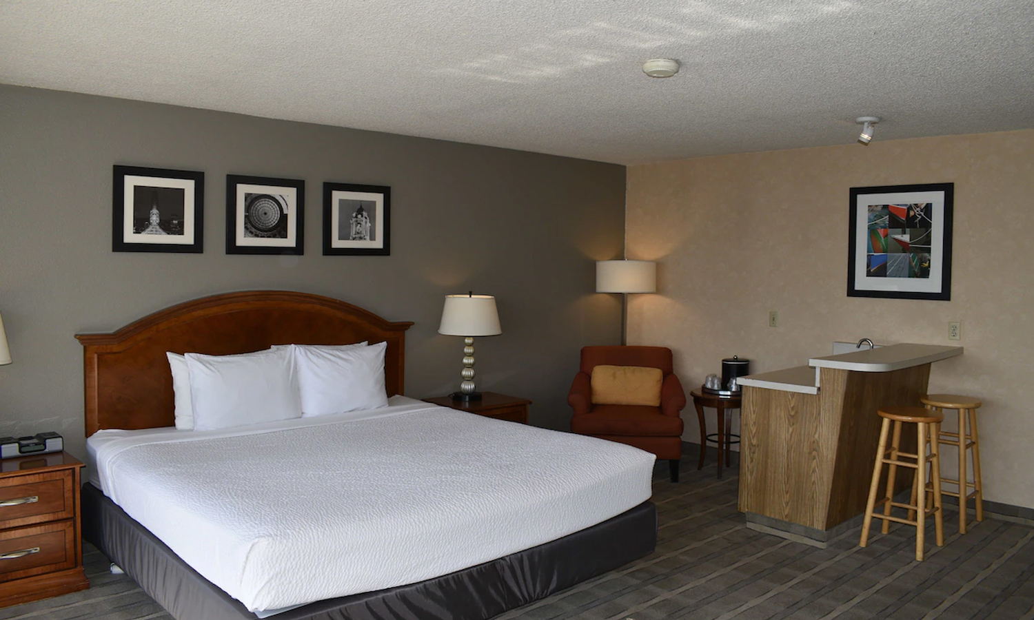 Standard guest room with one king bed