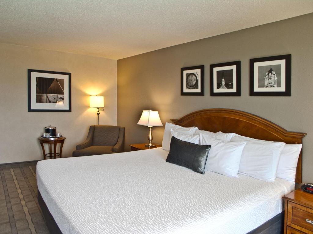 Guest Room 3 at Inn at the Convention Center