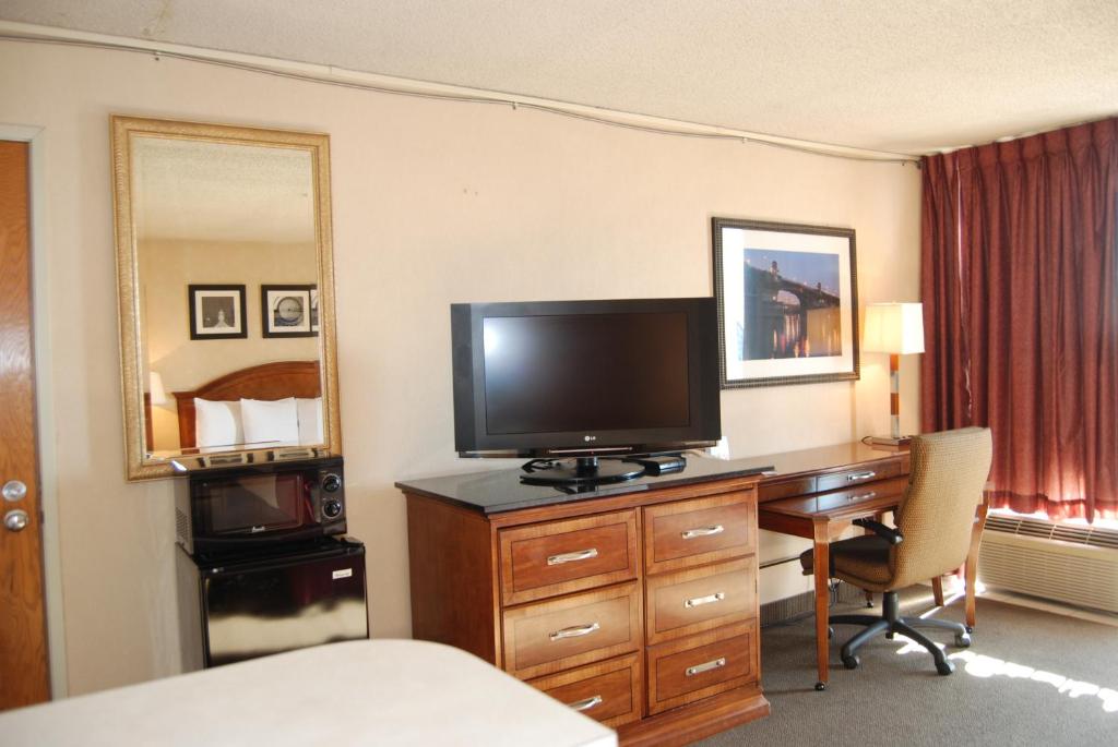 Guest Room 8 at Inn at the Convention Center